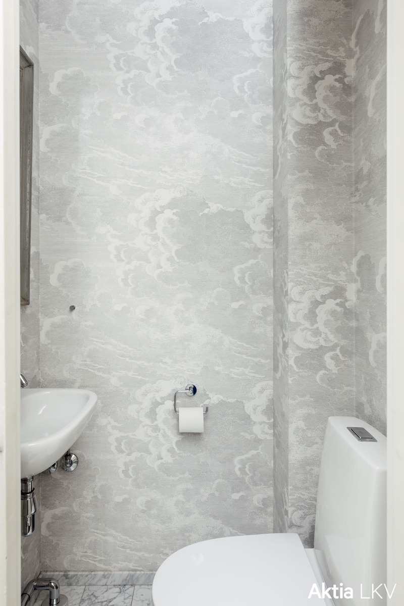 Eteisen yhteydessä oleva erillinen wc