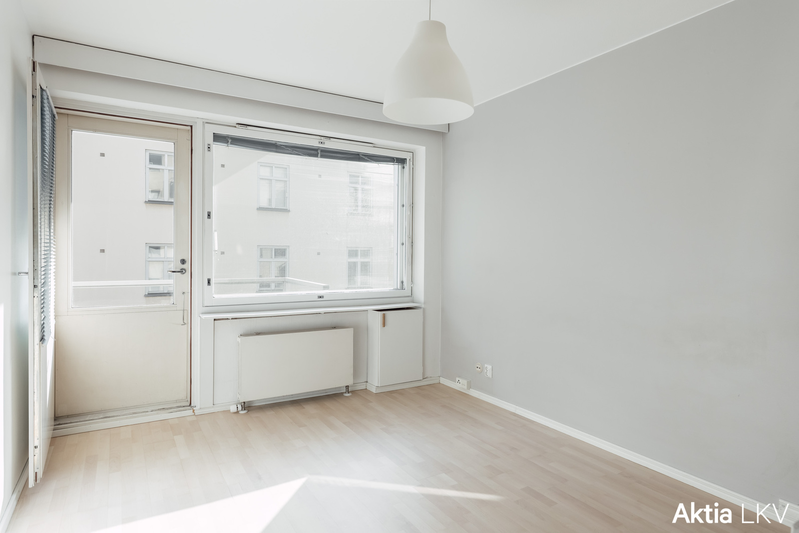 Olohuoneesta pääsy parvekkeelle