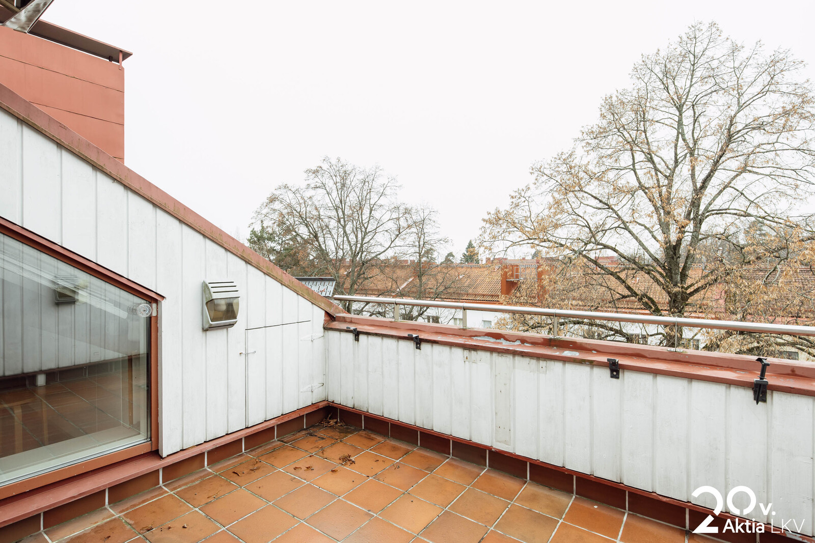 Tilava parveke länteen