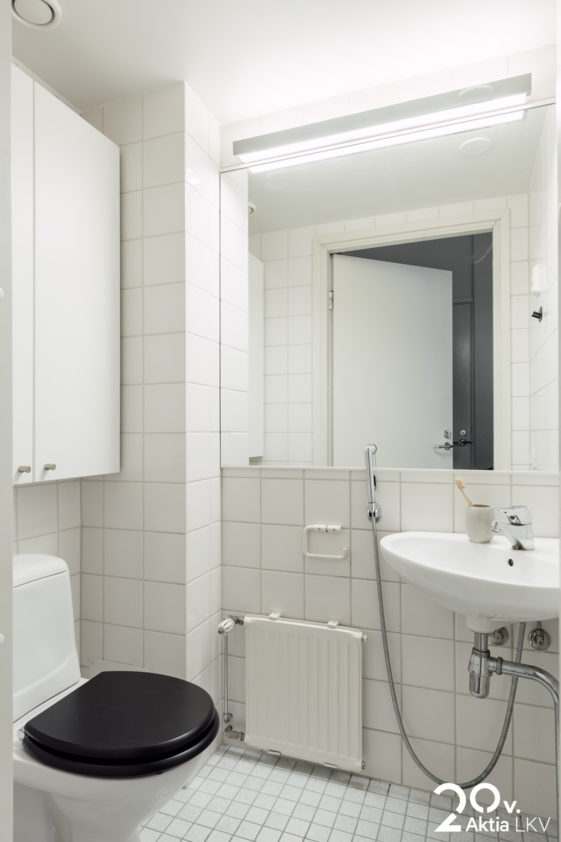 Erillinen laatoitettu wc