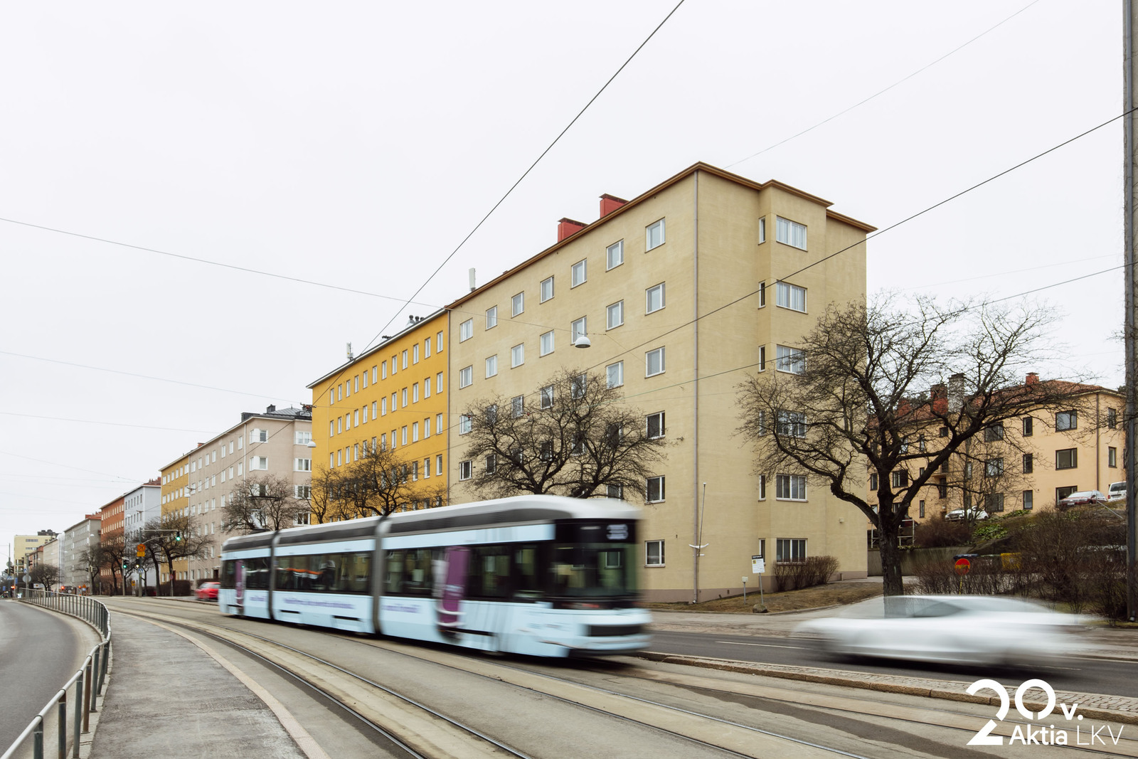 Rakennus Mannerheimintien puolelta