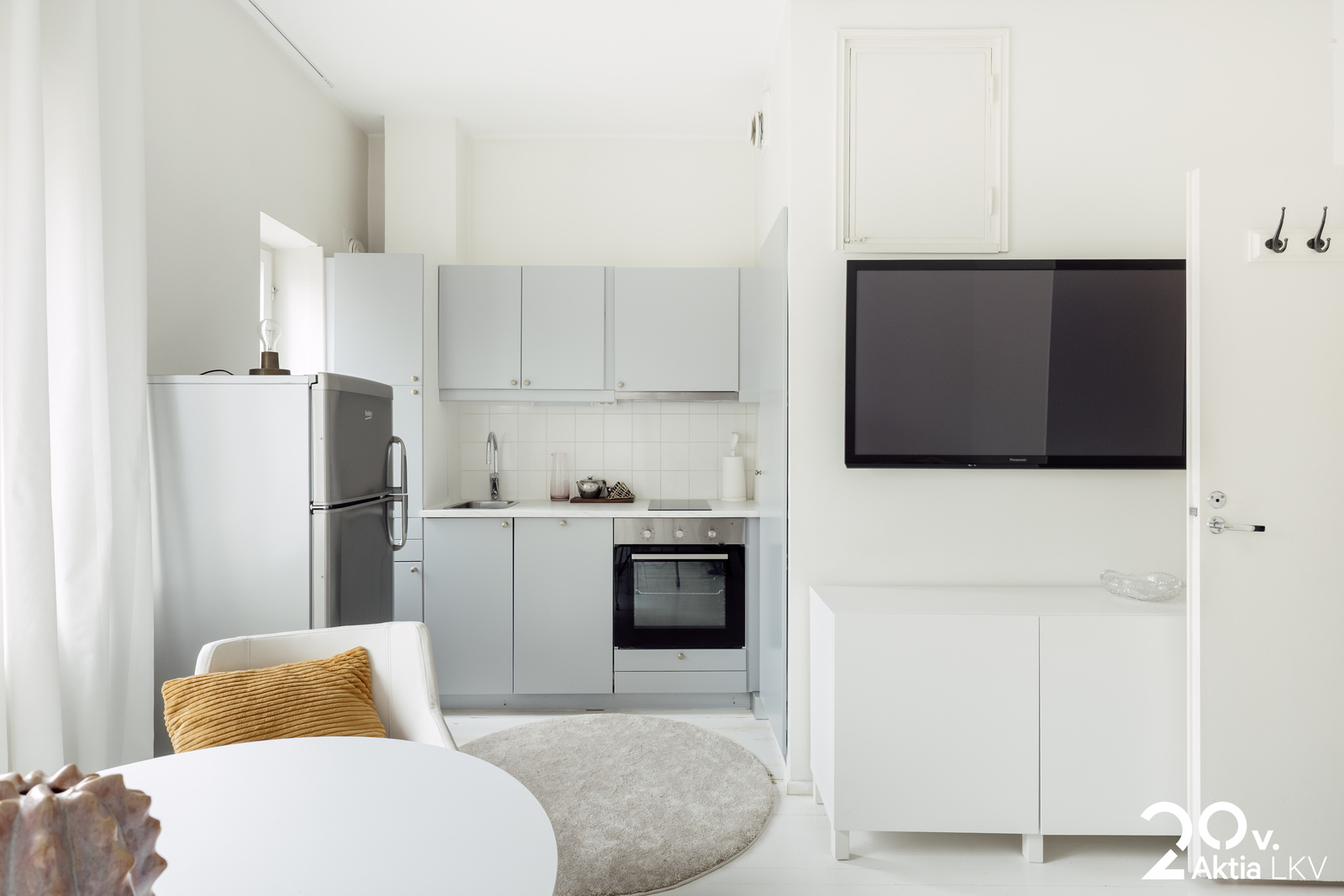 Keittiössä sekä astianpesukone että pesukone