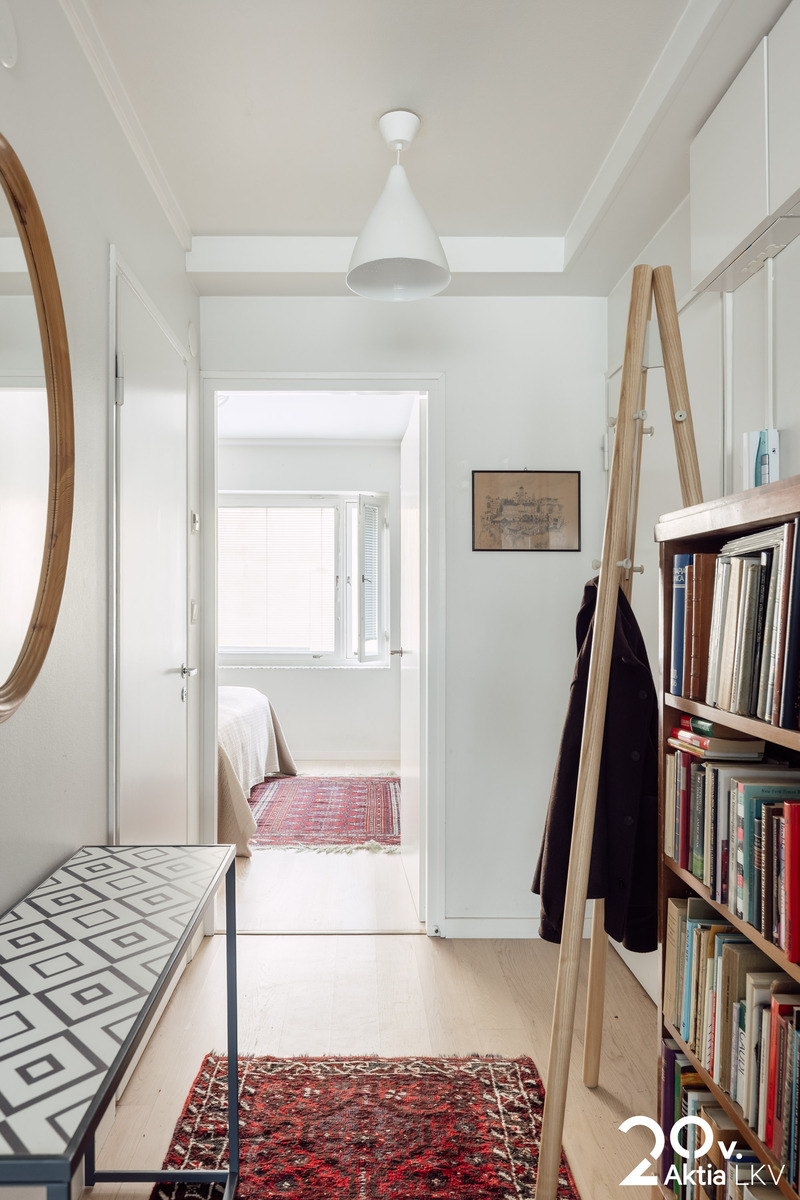 Eteistila ja pihanpuolen makuuhuoe