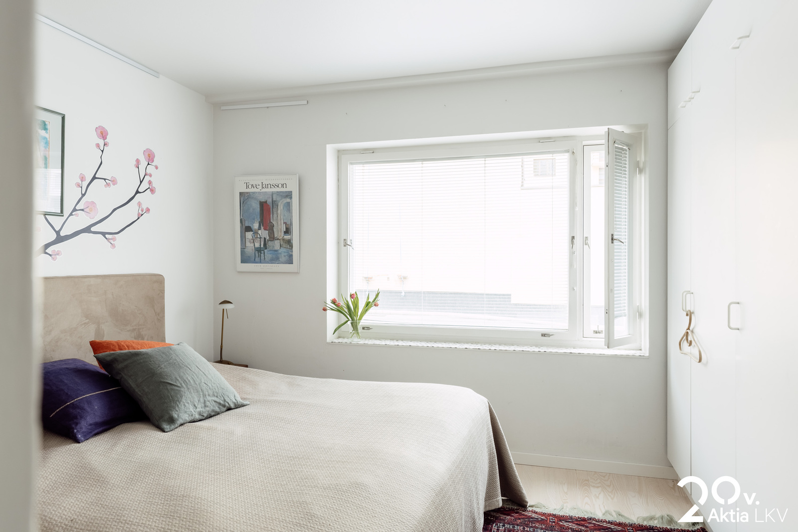 Makuuhuone ja oikella kuvassa runsaasti kaappitilaa