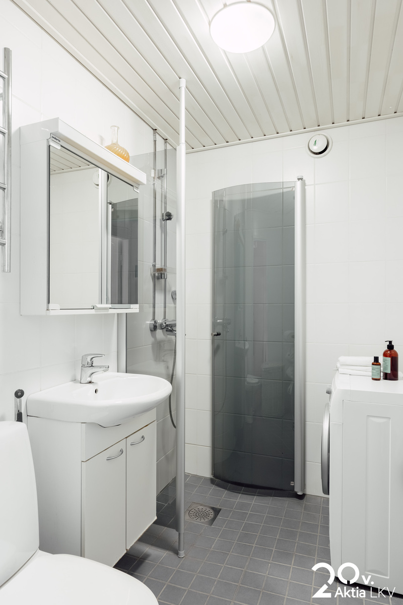 Modernin raikas kylpyhuone