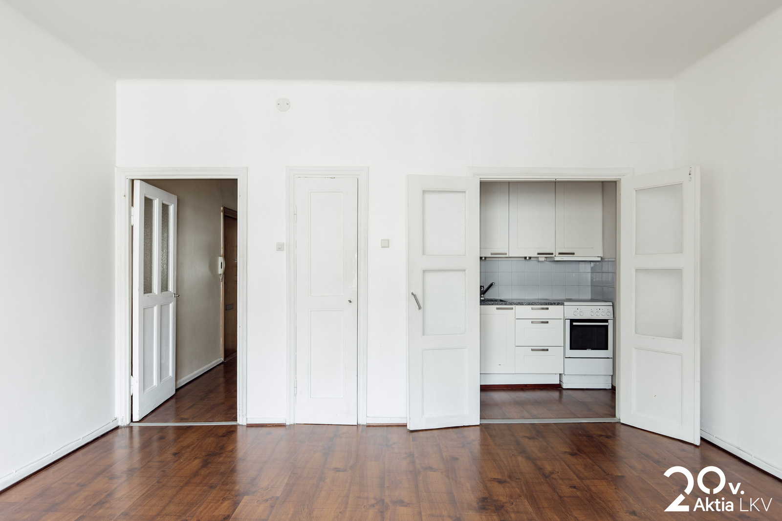 Huone keittokomeron ja eteisen suuntaan