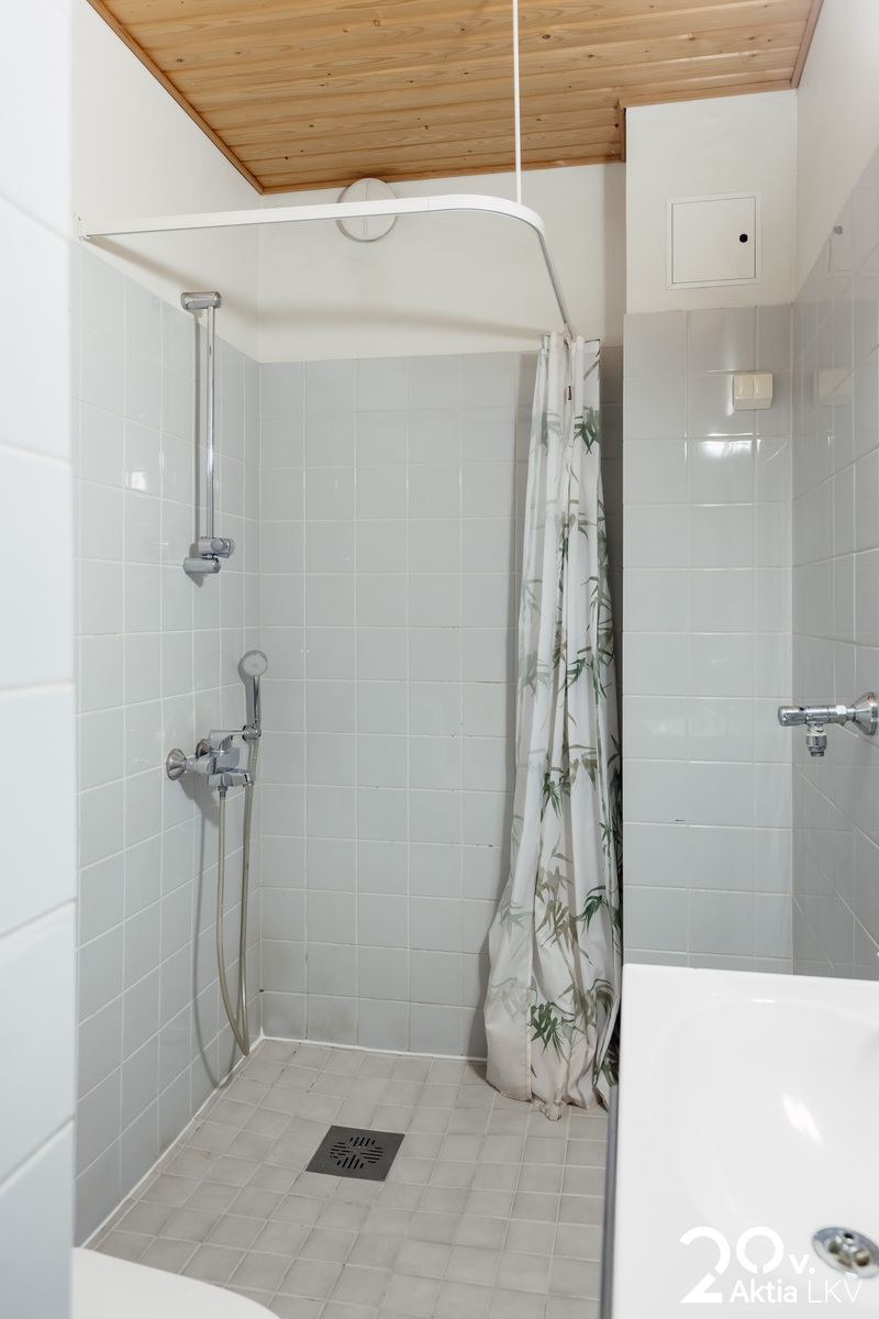 Laatoitettu kylpyhuone vm. 2004-2005