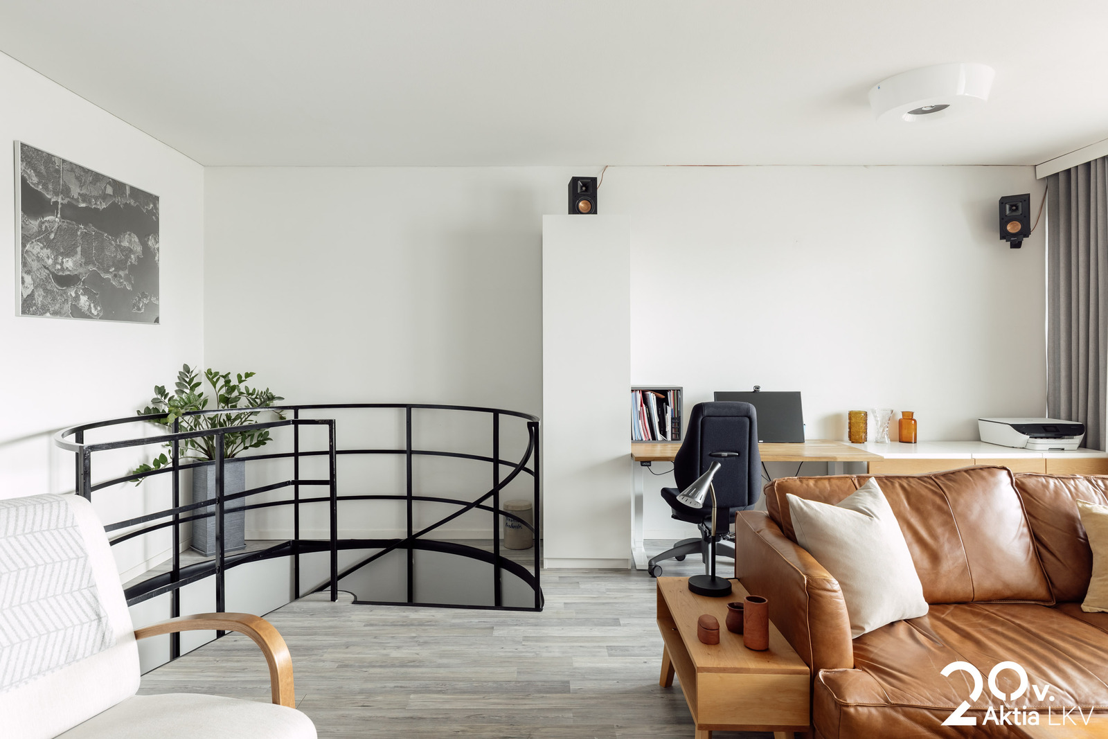 Olohuone ja kierreportaat alakertaan