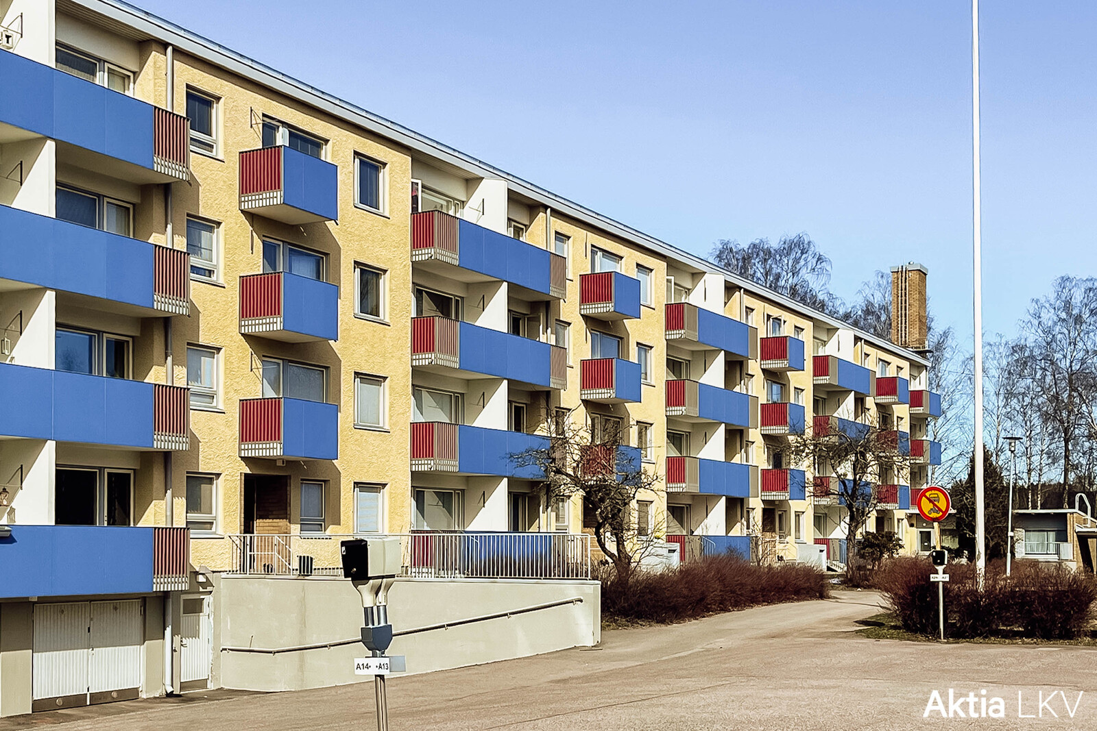 Juuri remontoitu julkisivu ja parveke