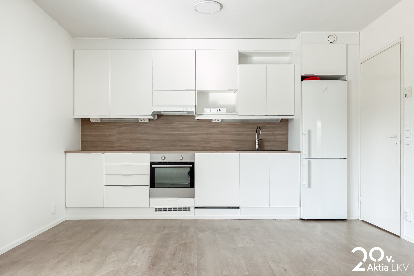 täysin varusteltu keittiö