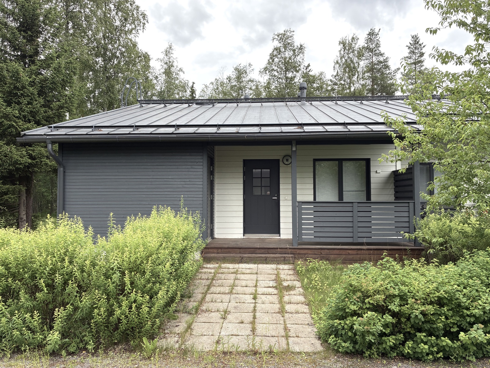 julkisivu, piha ja terassi