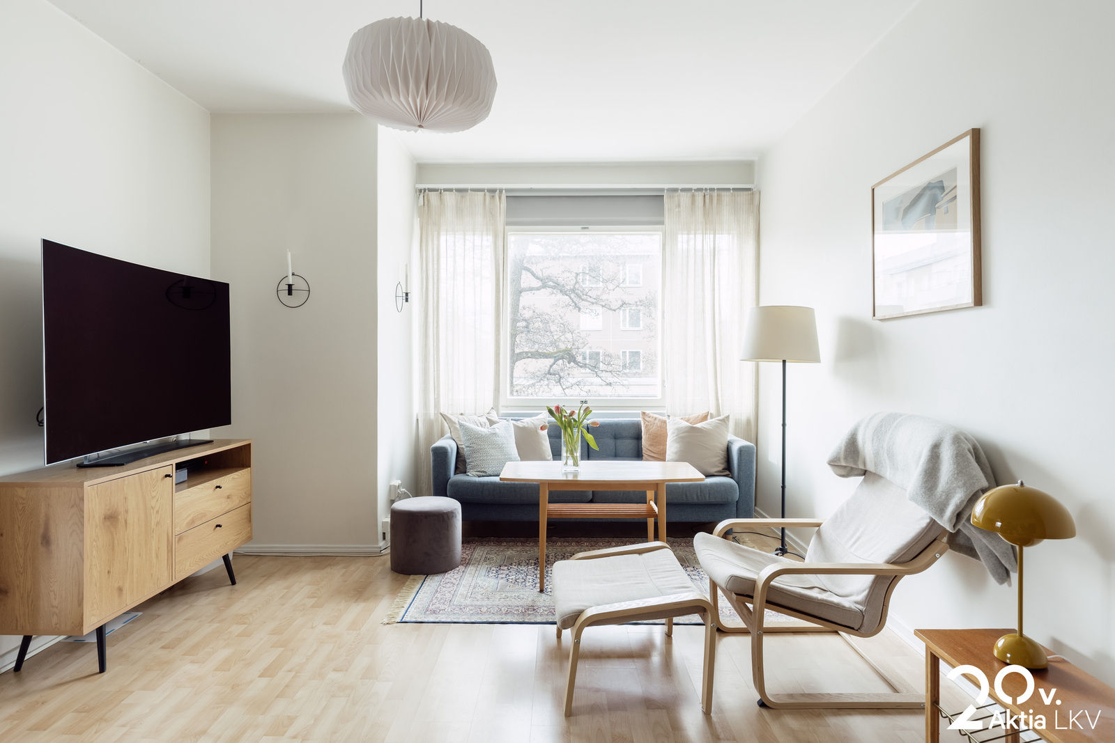 Olohuone ja ikkuna etelään