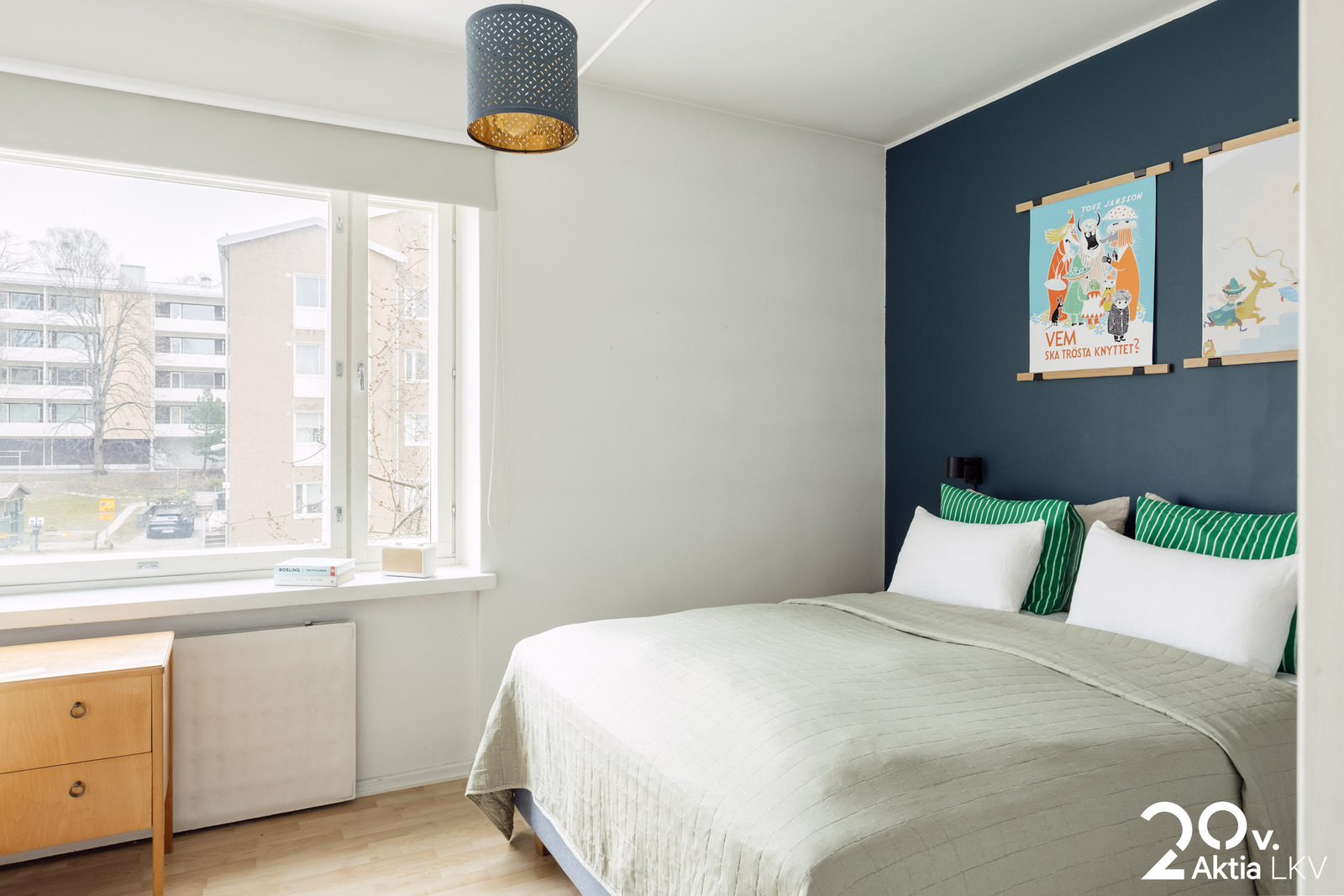 Makuuhuone, ikkuna itään Gyldenintielle ja vastakkaisille pihoille