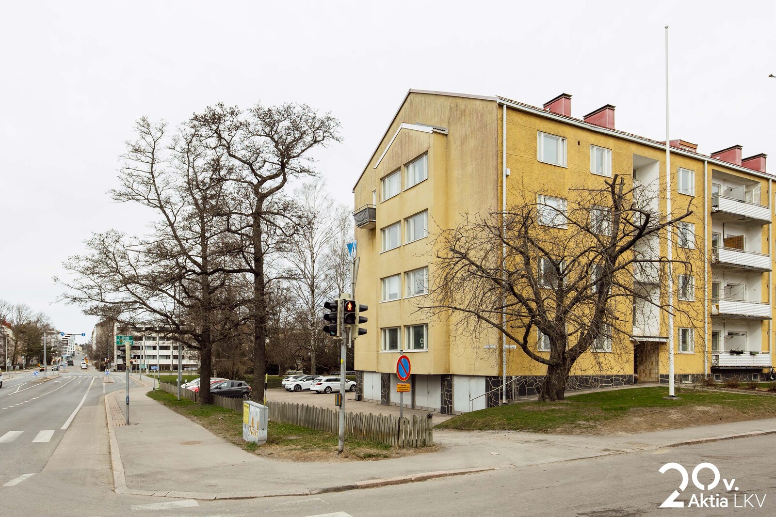 Gyldenintie 8 oikealla