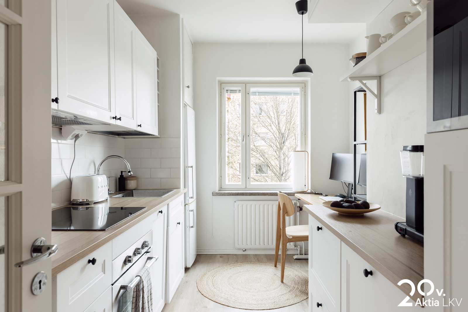 Keittiö jossa paikka työpöydälle tai aamiaispöydälle