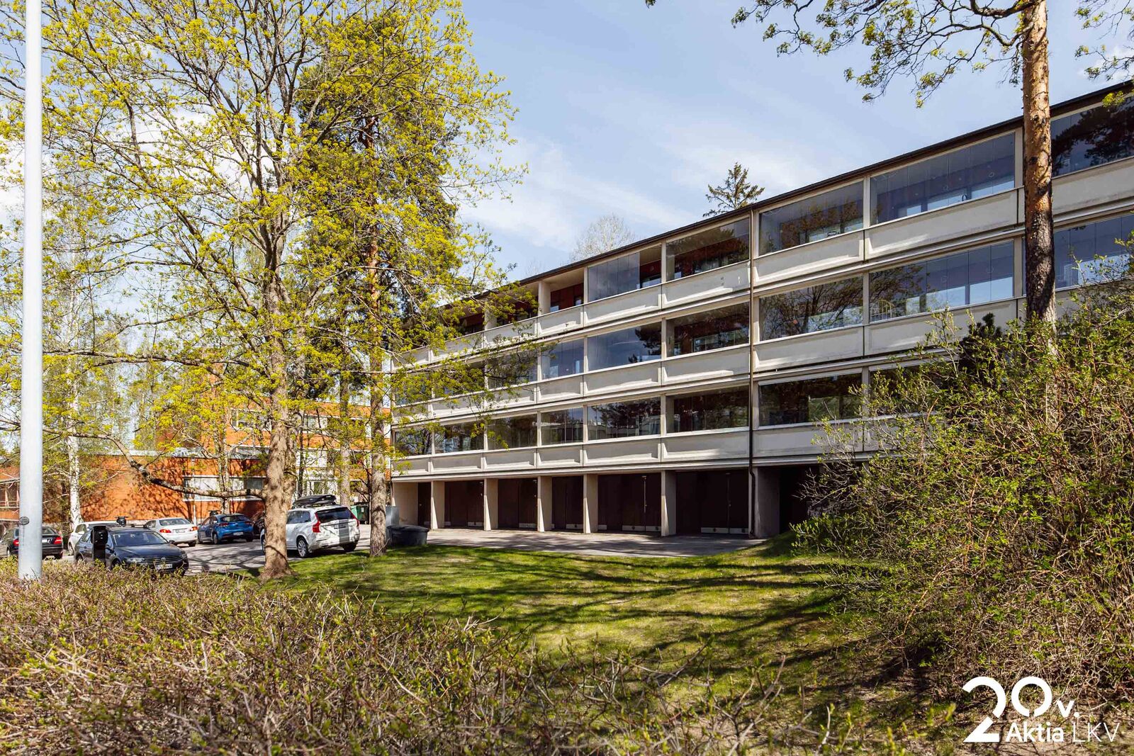 julkisivu Laajasuontien puolelta