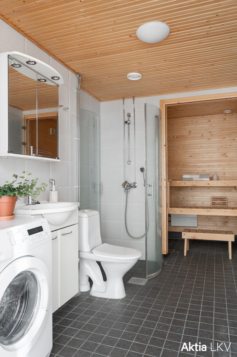 Kylpyhuoneessa toinen wc, oma sauna