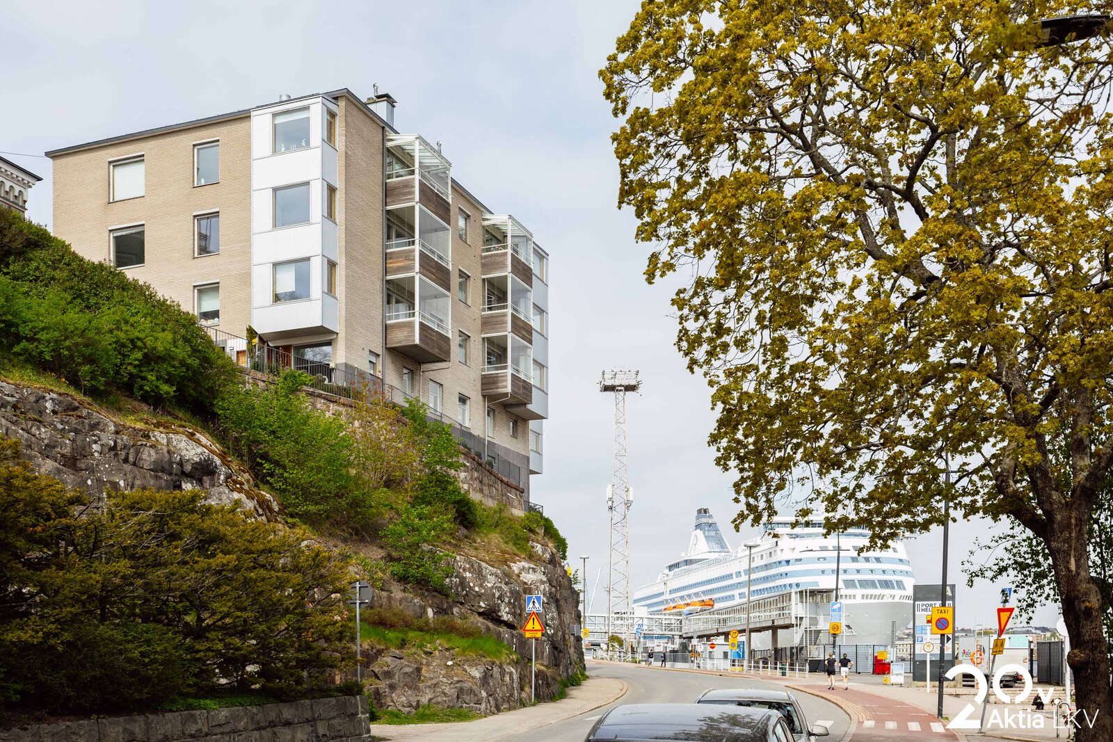 Kalliojyrkänne ja ylin kerros tarjoaa merimaisemaa korkealta
