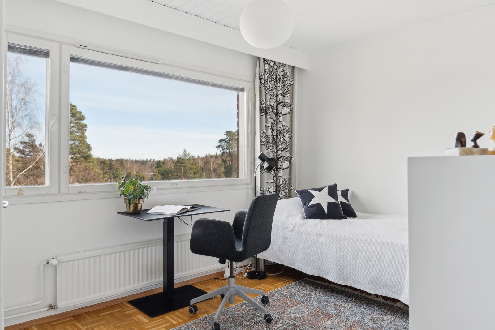 Yläkerran pienempi makuuhuone