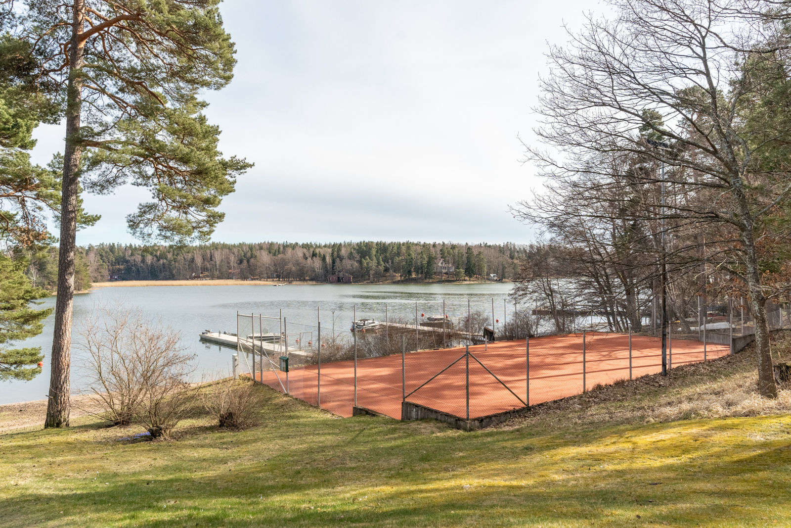 Yhtiön ranta ja tenniskenttä