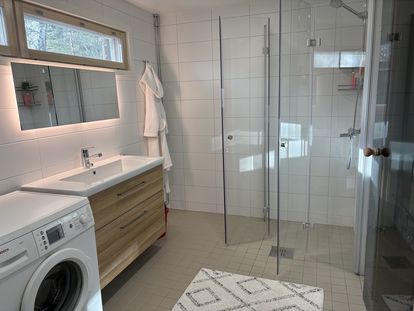 Yläkerran kylpyhuone/sauna/kodinhoitotila