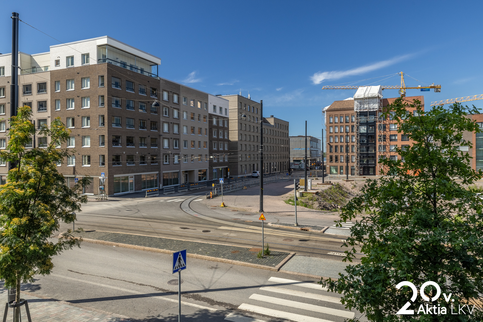 Parvekkesta ja ikkunasta avarat kaupunkilaisnäkymät