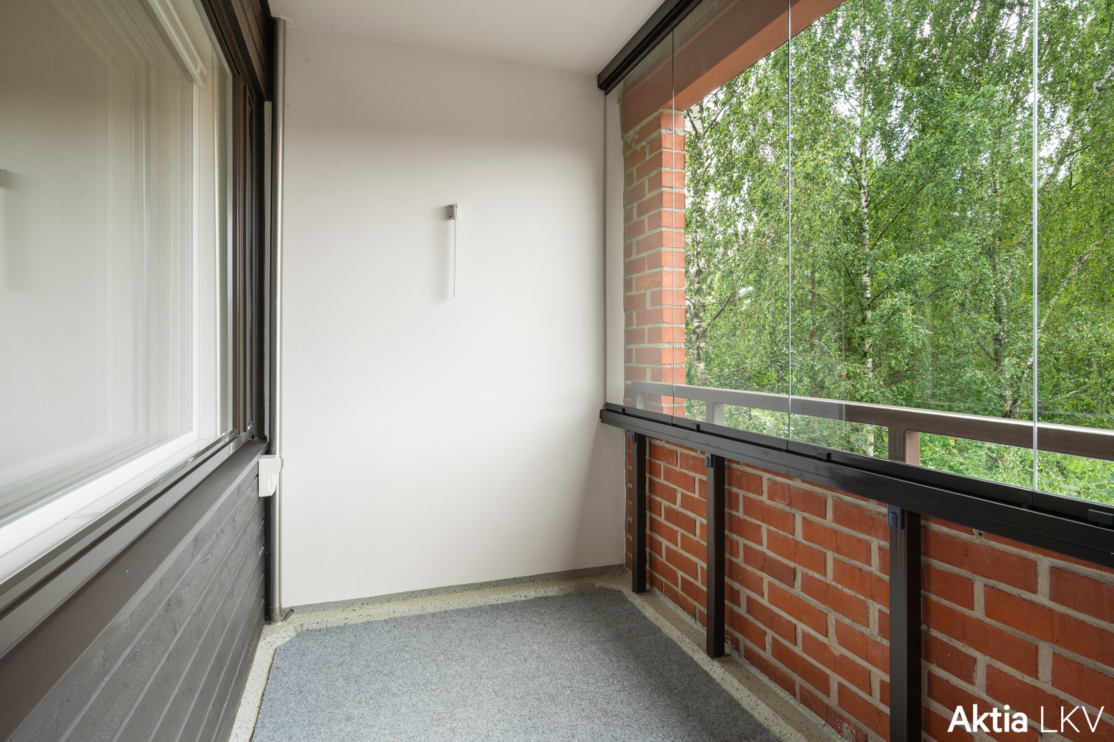 Lasitettu parveke länteen