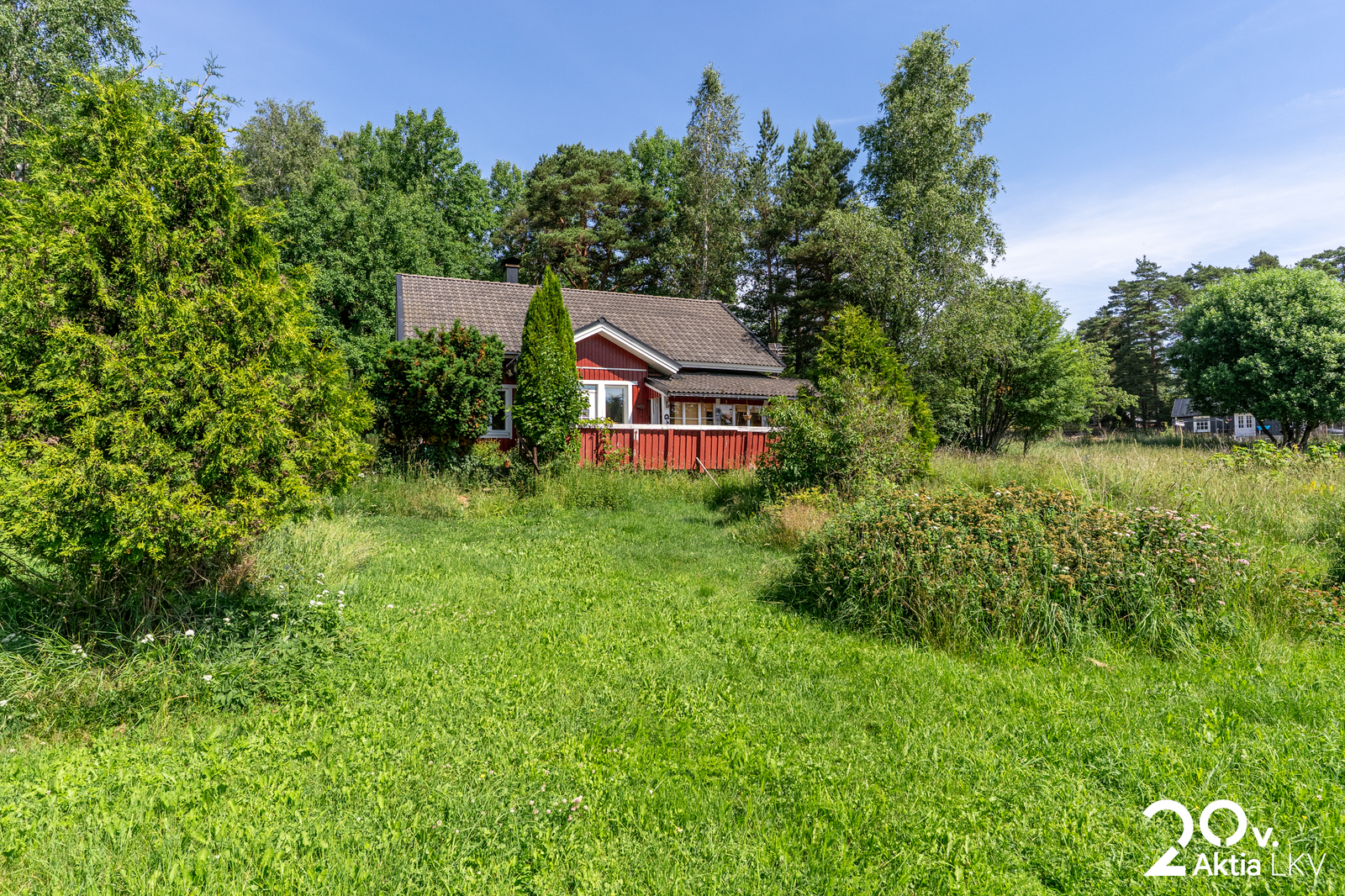 Talo huvimajalta päin