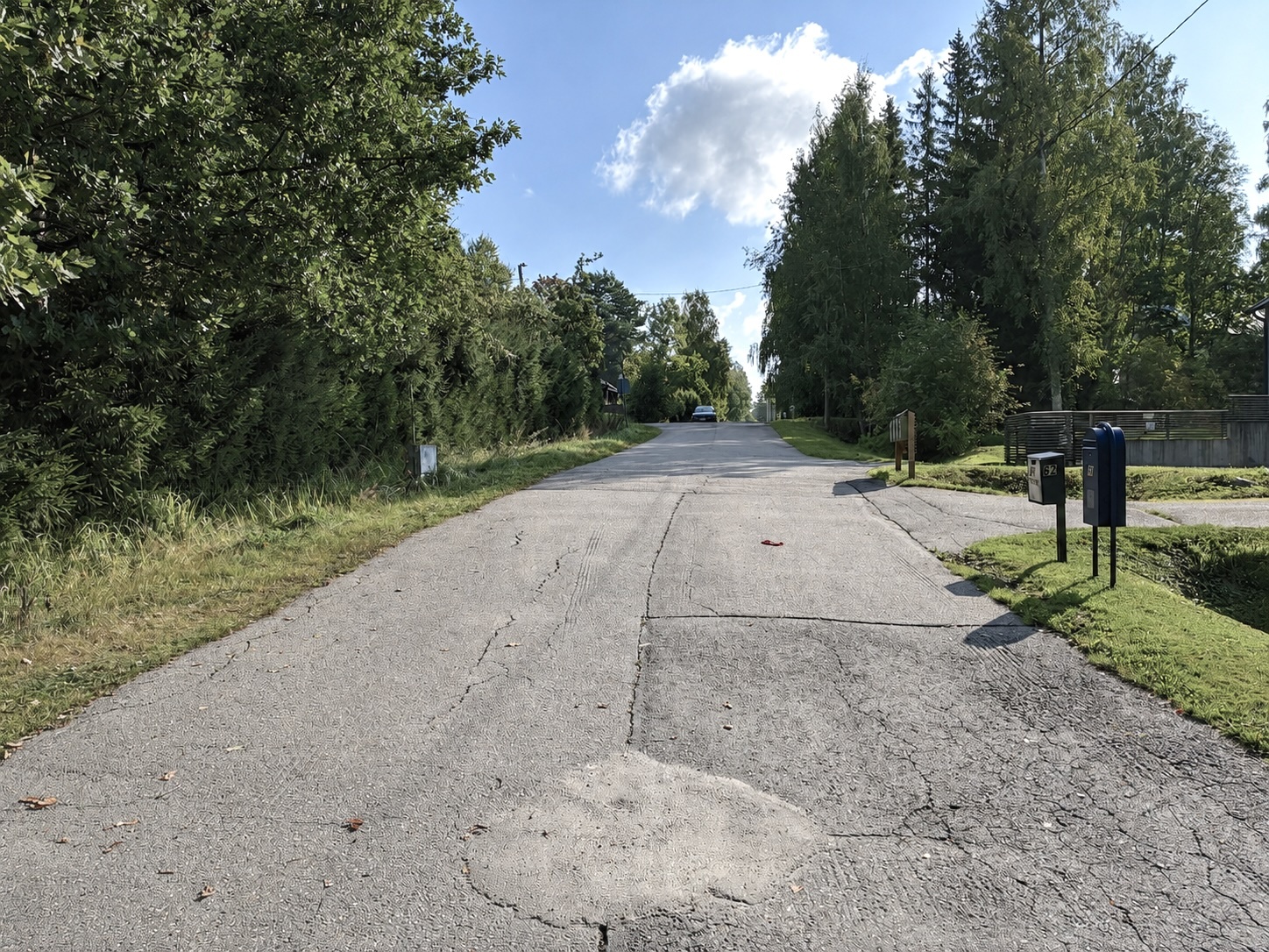 Kuusikkotie, määräala vasemmalla