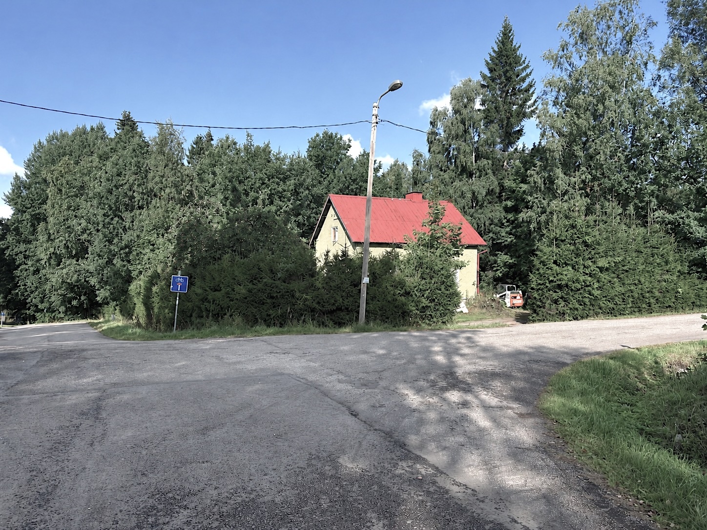 yleiskuva risteyksestä, määräala talon takana