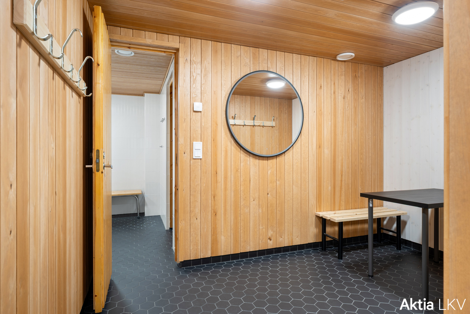 Taloyhtiön saunan pukuhuone