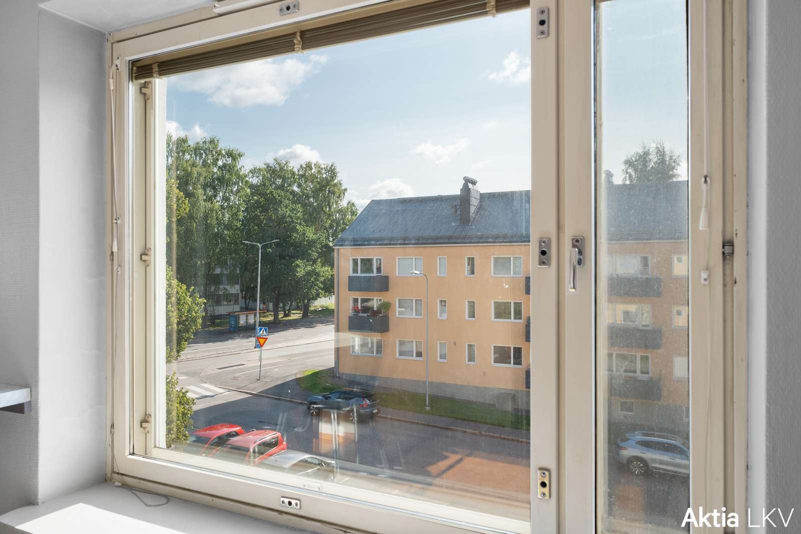 näkymä etupihalle ja Tanelintielle