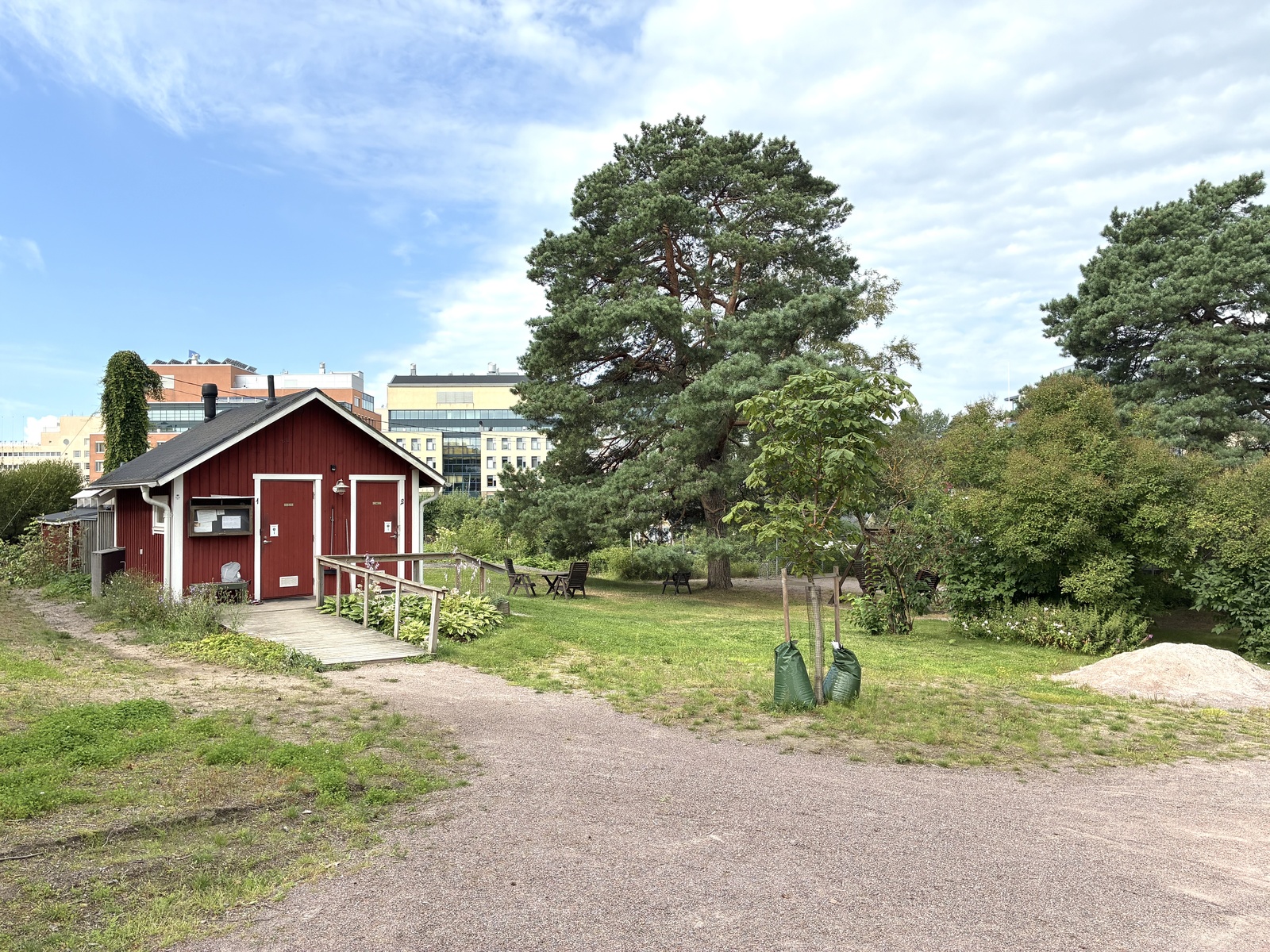 huoltorakennus ja leikkipaikka