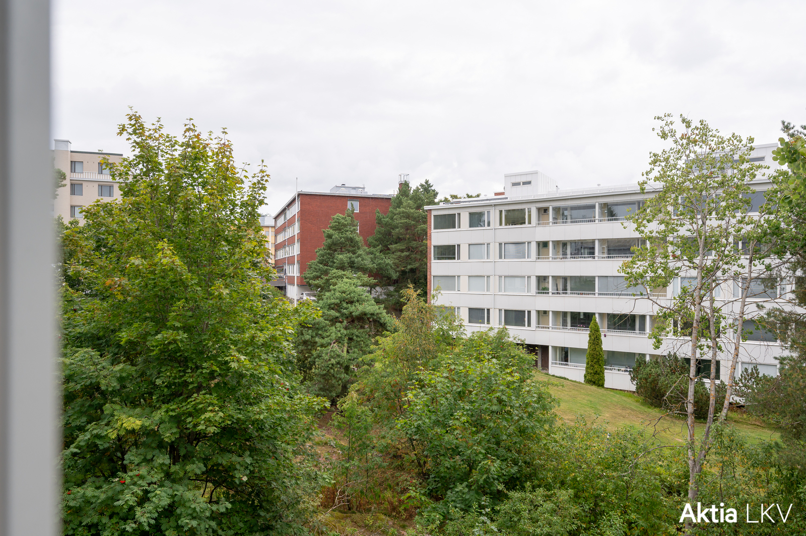 Julkisivu pihanpuolelta kuvattuna, johon näkymä yksiöstä