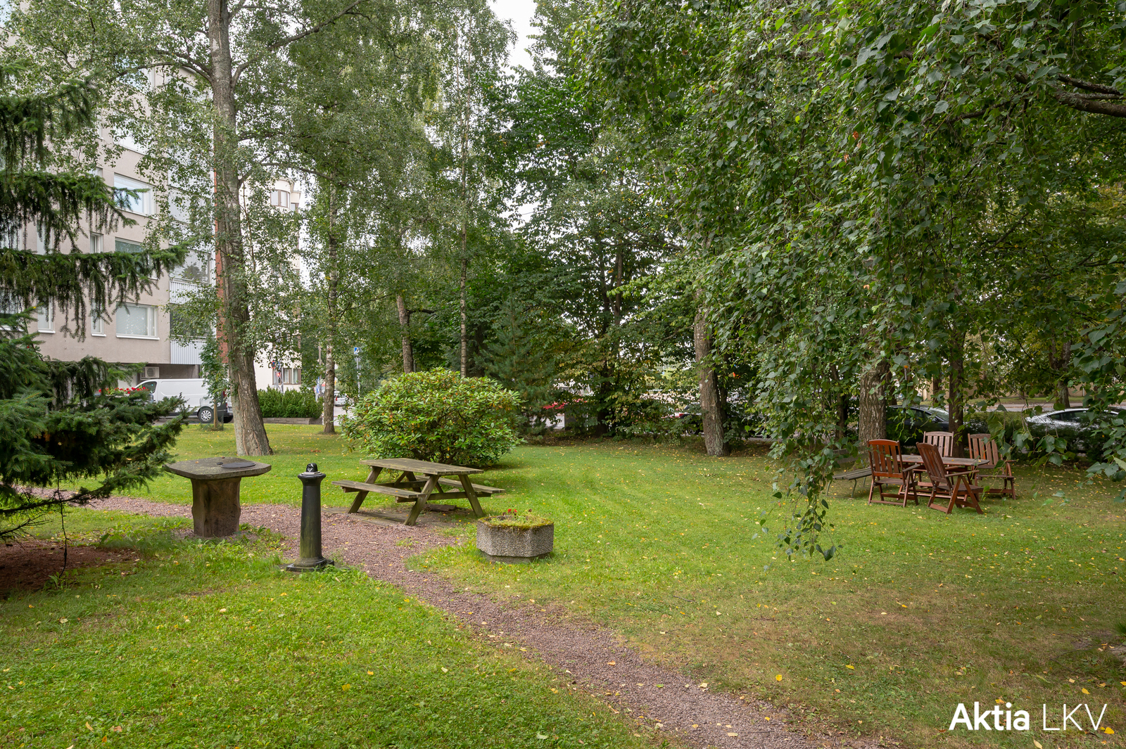 Pajalahdentie 17 yhtiön vehreä oleskulypiha