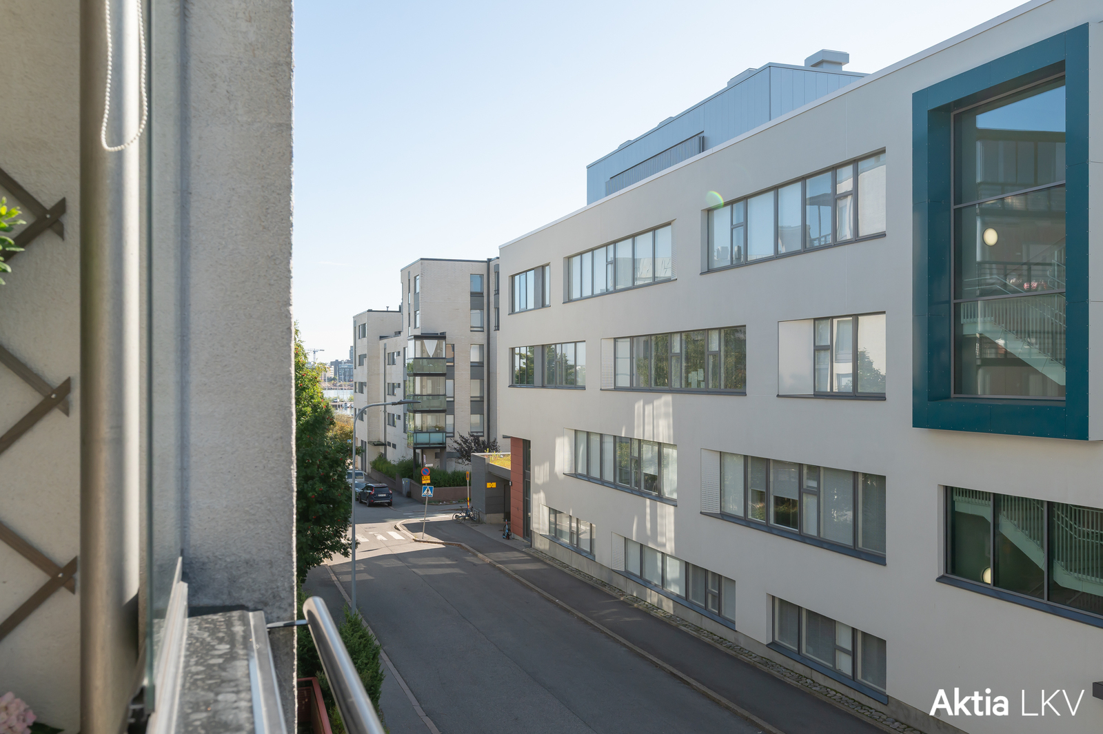Näkymää parvekkeelta Vattuniemenkujaa pitkin