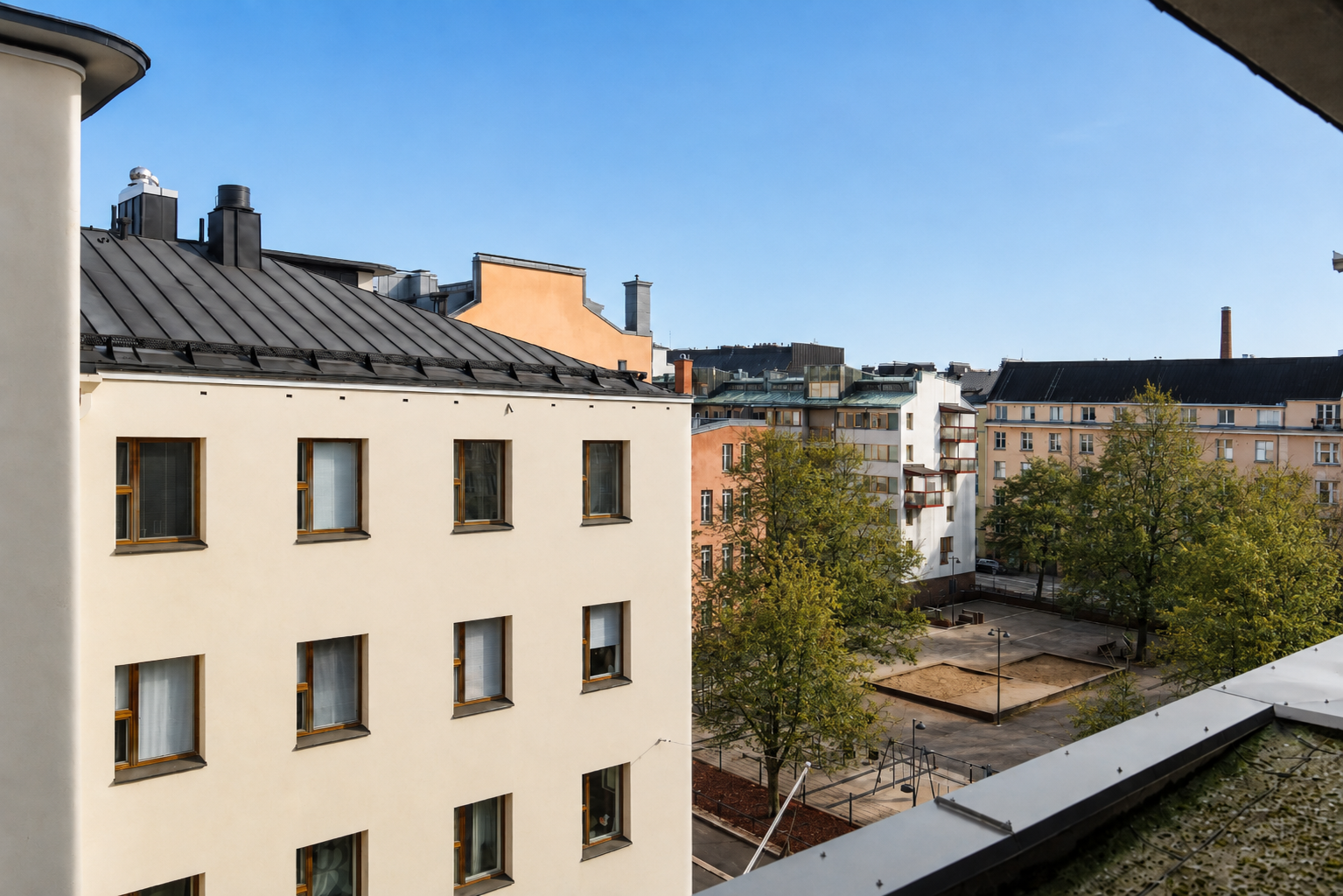 Näkymä parvekkeelta puistoon