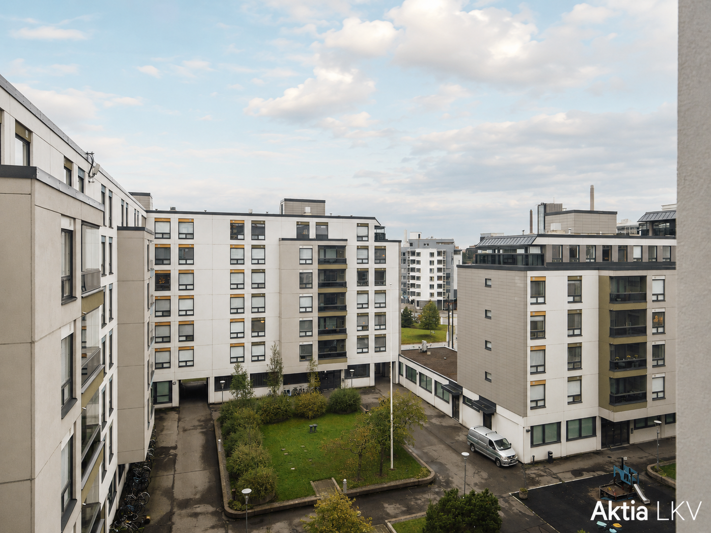 Näkymä sisäpihalle makuuhuoneesta