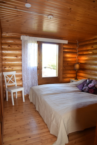 Alakerran makuuhuone