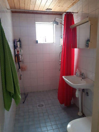 Erillinen kylpyhuone alakerta