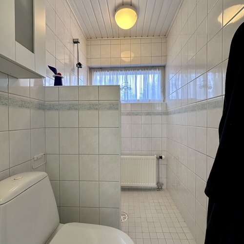 päämakuuhuoneen wc/kylpyhuone