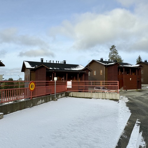 Parkkipaikka sähkötolpalla