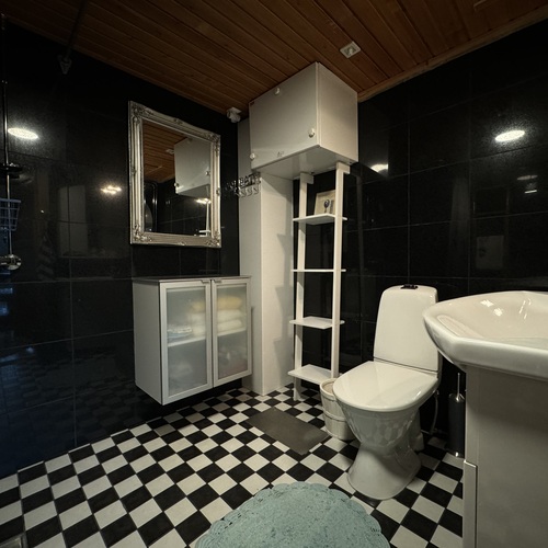 Kellarikerroksen huoneiston kylpyhuone