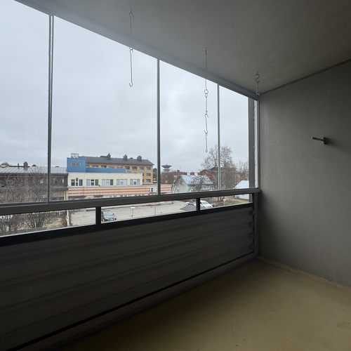 näkymä makuuhuoneen parvekkeelta Kitkantielle
