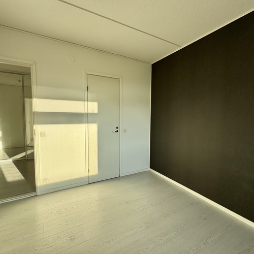 Makuuhuone vaatehuoneella