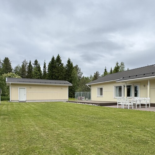 Omakotitalo, Kotiveräjäntie 1, Kuusamo, Tolpanniemi, 3mh, oh, k, wc, khh, ph/s/wc + autotalli/varasto, leikkimökki ja vaja, 110,00 m², 219 000,00 €