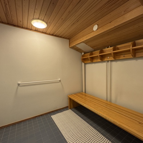 taloyhtiön saunan pukuhuone