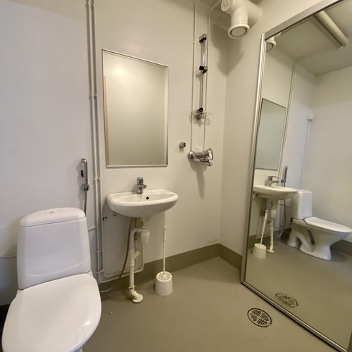 Wc ja suihku varastotilassa 2