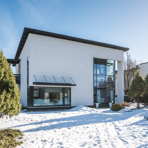 Täyskivitalo Toppilansaaren sydämessä