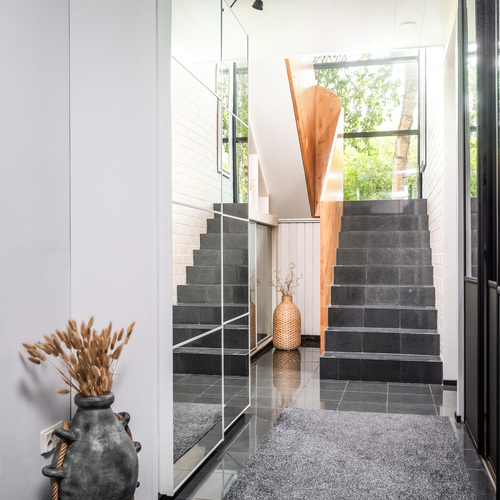 Eteisessä on säilytystilaa ulkovaatteille